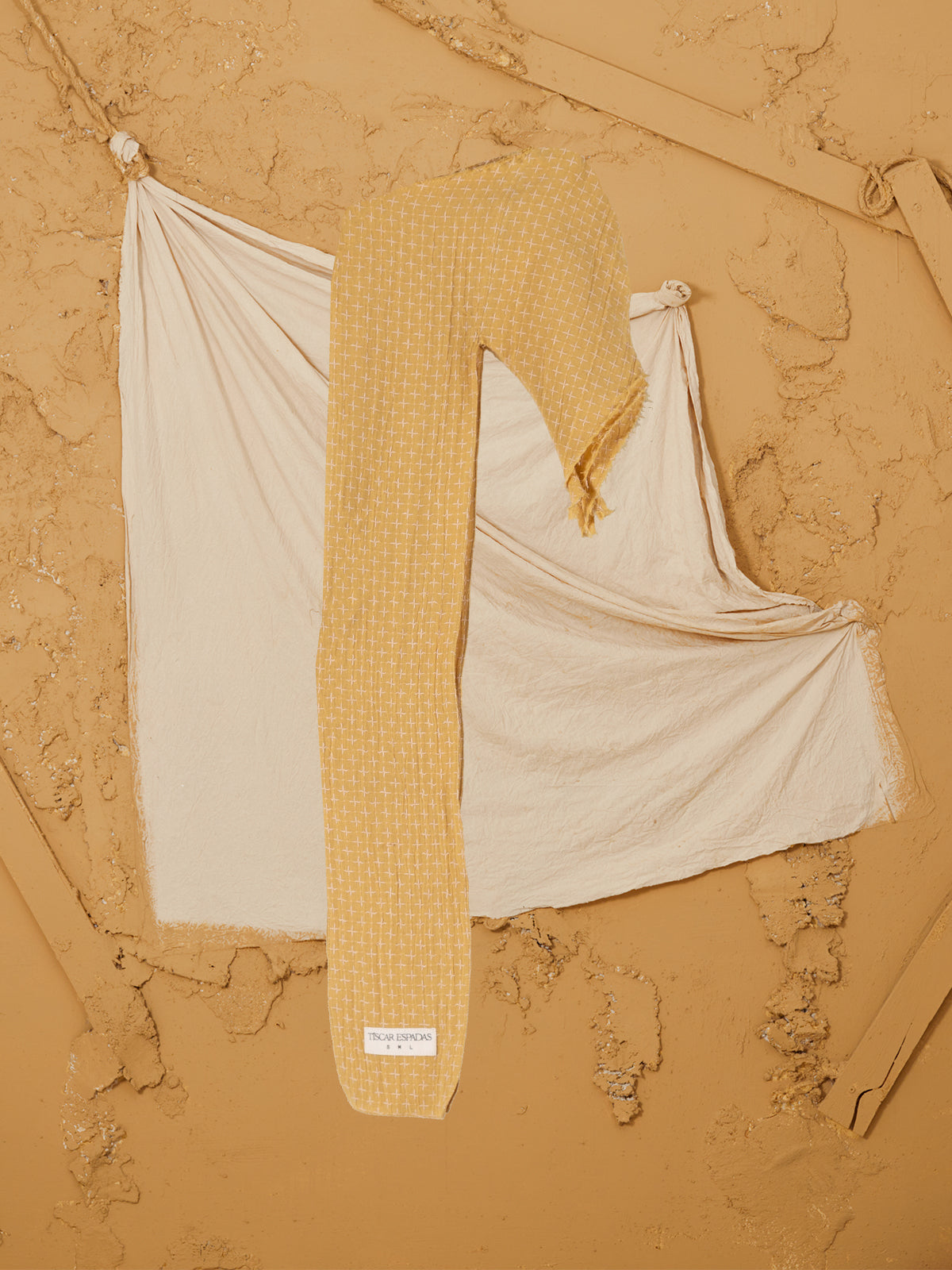 Tíscar Espadas_THE CROSSED SCARF_Hover Image