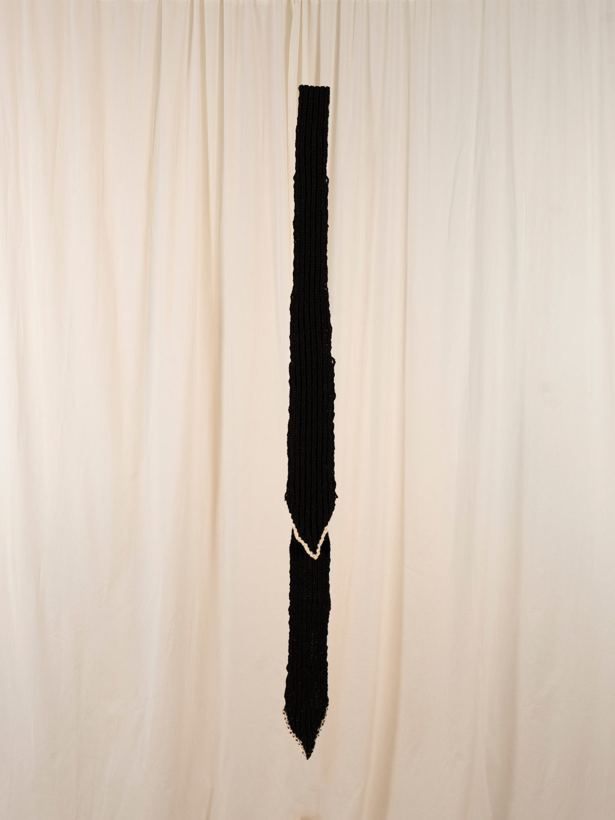 Tíscar Espadas_THE BLACK KNITTED CORBATA_Hover Image